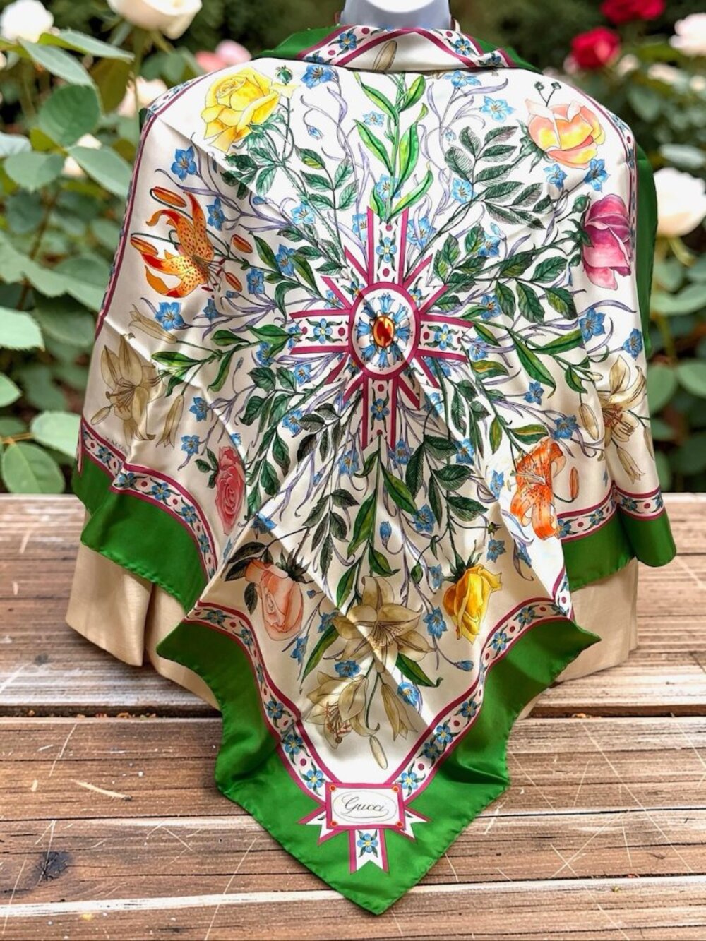 Beautiful Gucci V. ACCORNERO Floral Silk Satin Scarf  Green Beige Pink Flora (22 - Picture 4 of 16